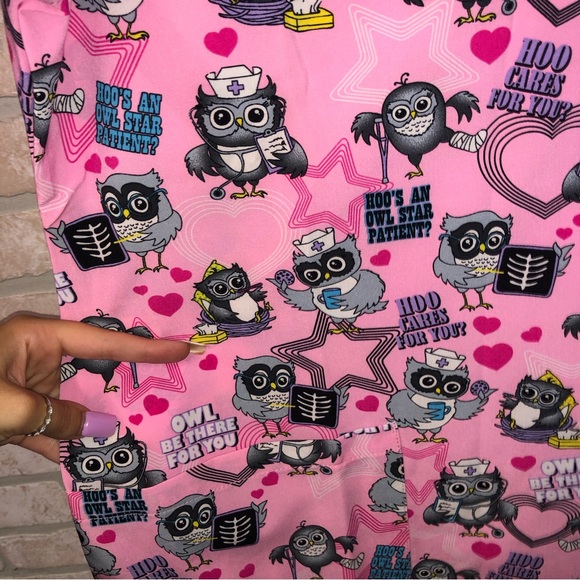 NWT Dickies Owl Print Pink short sleeve v neck scrub top - Picture 3 of 8